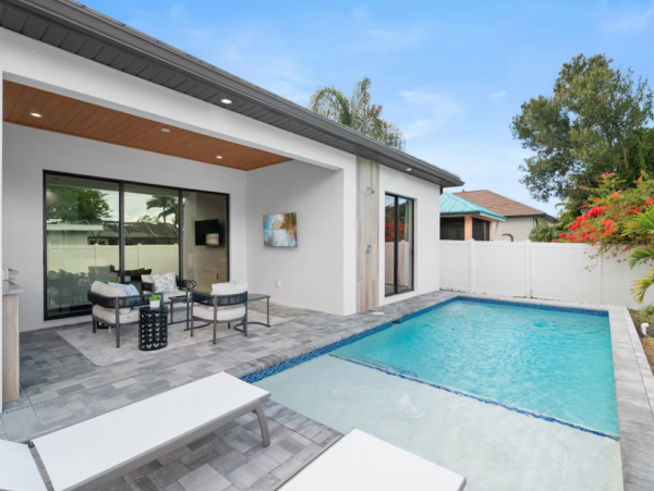 Luxurious 5-Bedroom Retreat in Naples - Your Ultimate Vacation Destination